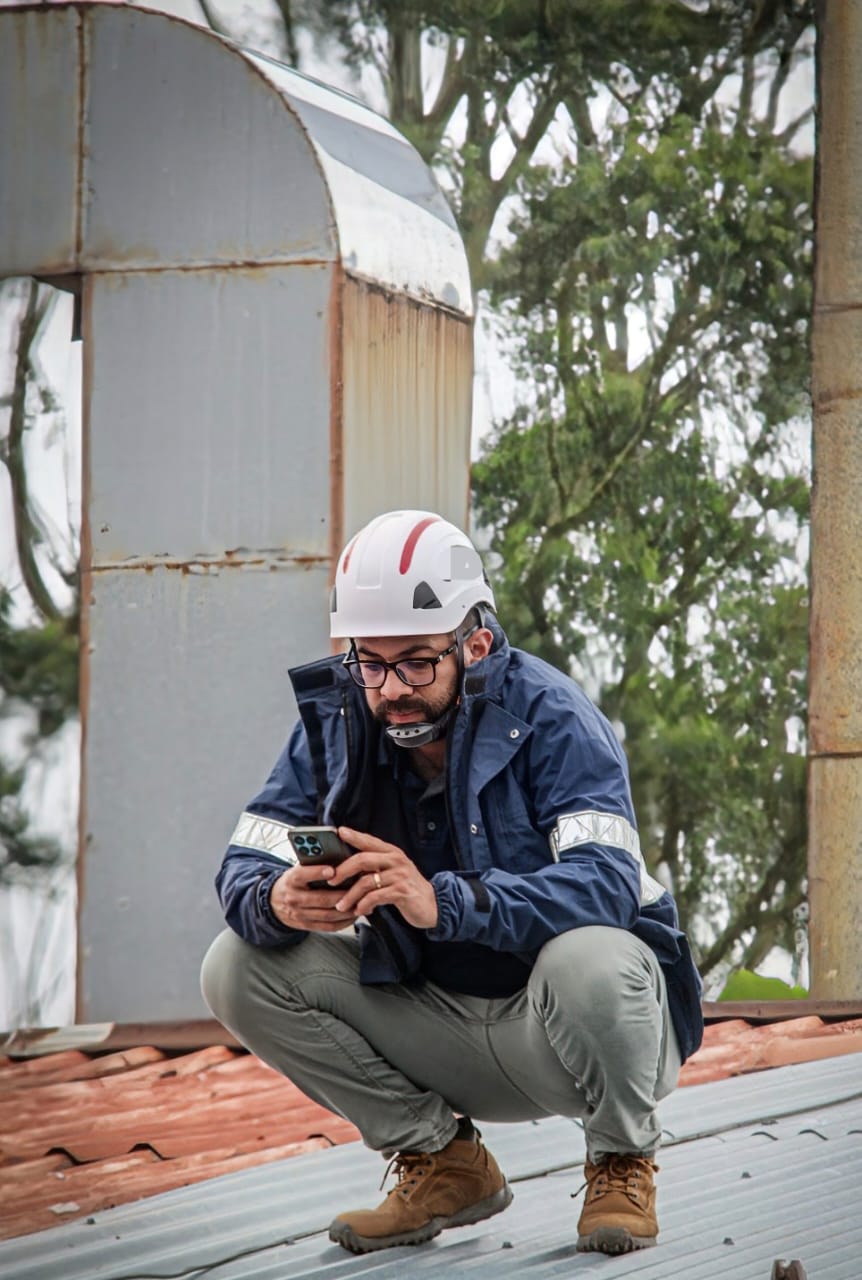 Ing. Carlos, CEL Ingeniería Electromecánica, en sitio de trabajo